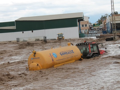 A PESAR DE LOS GRANDE Y PESADO DE LA MAQUINARIA, LA FUERZA DEL AGUA SE LO LLEVA.
