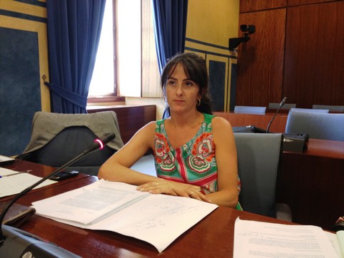ARÁNZAZU MARTÍN INTERVINIENDO HOY EN EL PARLAMENTO ANDALUZ