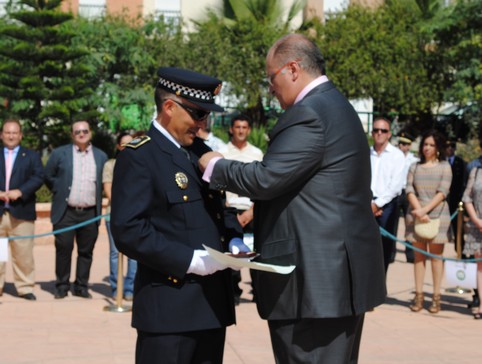 El presidente de la Mancomunidad  impone una  medalla en reconocimiento al servicio prestado a uno de los policías locales