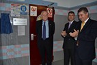 El profesor Juan Jose Gimenez descubriendo su placa