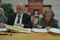 Firma convenio donación obra Manuel Siles en la foto el rector y la viuda de Siles