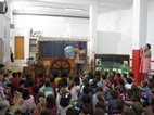 Los niños siguen con vivo interés los cuentos e historias narradas por el grupo de animacion a la lectura Colorín, Colorado