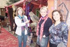 MERCADO NAVIDEÑO ROQUETAS. ELOISA CABRERA, MARIA DOLORES ORTEGA Y PAQUI RUANO EN EL PUESTO DE CETRERIA
