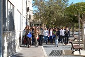 Alumnos de Secundaria visitando el campus