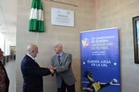 El rector y el consejero se saludan tras descubrir la placa