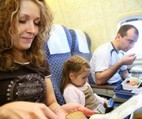 como-viajar-en-avion-con_323x216