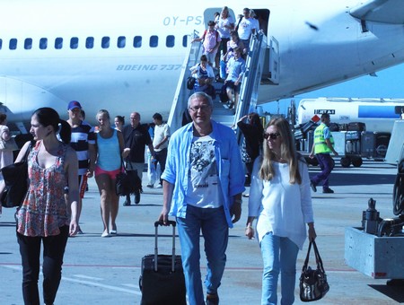 17-08-2013 PATRONATO DE TURISMO Pasajeros de Oslo desembarcan en el Aeropuerto de Almería (1)