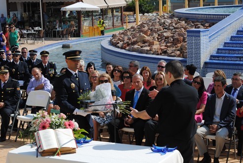 Ofrenda floral de los agentes locales a sus Patronos los Santos Angeles Custodios durante la celebración de la Santa Misa