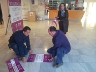 Maria Angustias Guerrero colocando carteleria Violencia contra Mujeres