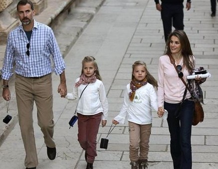 Principes-visitan-Nijar-Almeria-Santos_EDIIMA20131103_0058_4