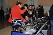 Los gadorenses han aprovechado el rastrillo solidario para hacer algunas compras navideñas