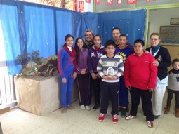 Eva Zamora con alumnos y profesores del colegio Ntra. Sra. del Carmen