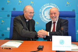 Firma convenio UAL y Obispado