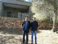 Visita de técnico de turismo y alcalde a las viviendas rurales