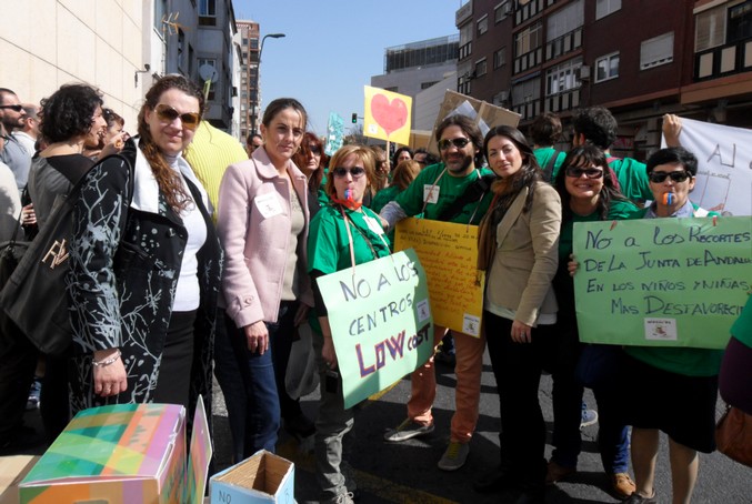 ROSARIO SOTO, ARÁNZAZU MARTÍN Y ALMUDENA VALENTÍN APOYANDO A LA PLATAFORMA PROTECCIÓN DEL MENOR
