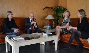 Rector recibe obsequio delegacion rusa tras firma convenio