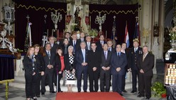 la pregonera con autoridades y hermandades