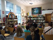 El público infantil  disfruta de la actividad de cuentacuentos en la Biblioteca Municipal