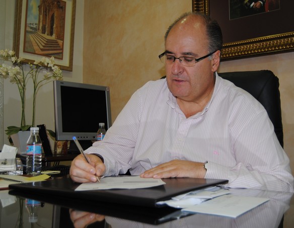 Eugenio Gonzálvez firmando