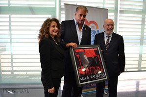 Oscar Chopera tras recibir Escudo Oro UAL copia