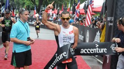 130814 Jairo Ruiz gana el Triatlón de Nueva York en categoría paralímpica (2) ok