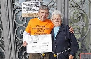 UNA ANCIANA SE ENCADENA A LAS PUERTAS DEL BANCO DE ESPAÑA