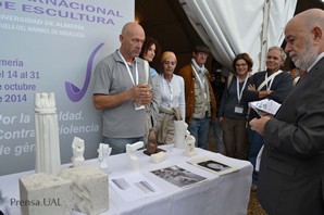 El rector conversa con los escultores  delante de sus maquetas copia