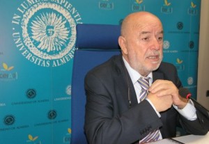 Pedro-Molina-durante-su-rueda-de-prensa-110612-300x207
