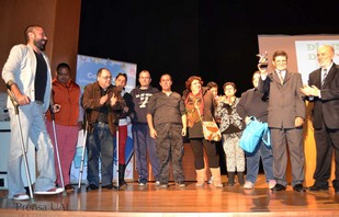 Rector entrega premio a Capacitarte 051214 copia