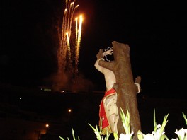 El espectáculo piro-musical durante la procesión de San Sebastian da luz y color la noche gadorense