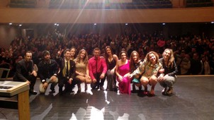 Los artistas participantes tras la gala