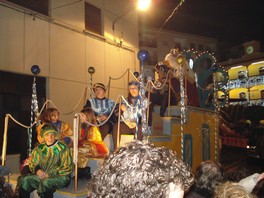 Melchor saluda a los gadorenses desde la carroza real