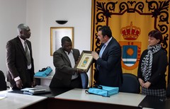 Entrega del Escudo del municipio al Secretario de Estado