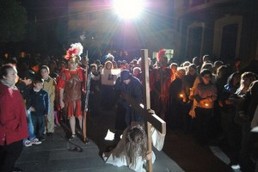 La-representacion-viviente-de-la-Pasion-congrega-a-miles-de-personas-300x200