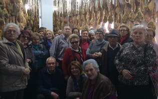El grupo durante la visita a un secadero de los famosos jamones de Trévelez