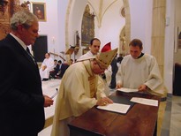 MOMENTO DE LA FIRMA DEL OBISPO, EL ALCALDE Y EL PÁRROCO