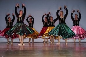 LAS REFAJONAS CON TRAJE GOYESCA