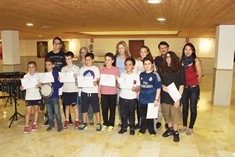 MARIA DOLORES ORTEGA CON JOAQUIN FERNANDEZ Y YU-JUNG CHUNG Y LOS ALUMNOS PARTICIPANTES