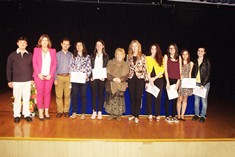MARIA DOLORES ORTEGA Y ASUNCION VALGAÑON CON LOS PREMIADOS