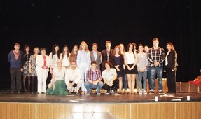 MARIA DOLORES ORTEGA Y JUAN INIESTA CON LOS PREMIADOS