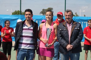 Torneo de Tenis Villa de Pulpí - el alcalde de Pulpí y  el vicepte. del club de tenis hacen entrega del trofeo a la campeona