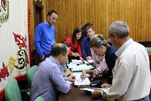 Una de las adjudicatarias solicita su local ante la mesa de contratación