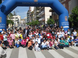 el alcalde con los escolares participantes