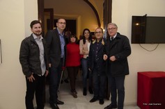 las autoridades con el artista en la exposicion