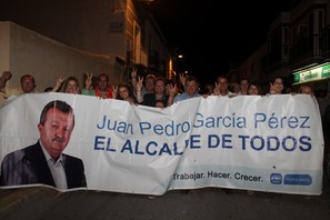 Elecciones Municipales Pulpí - alcalde y concejales se  dirigen a la Glorieta para celebrar la victoria electoral con los  vecinos
