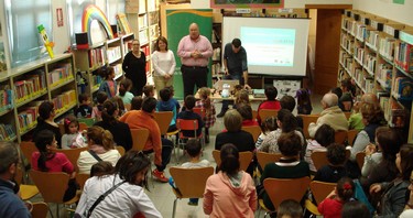 Eugenio Gonzálvez anuncia su compromiso de ampliar la biblioteca y de dotarla de mas fondos bibliográficos