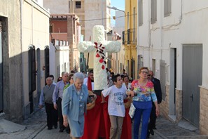Los gadorenses acompañan en procesión a  la Santa Cruz