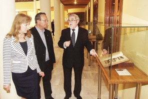 SANTIAGO ABAD EXPLICANDO LAS OBRAS A MARIA DOLORES ORTEGA Y JOSE GALDEANO1