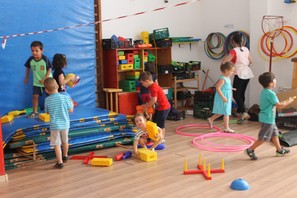 Los niños se divierten  jugando y aprendiendo en la Escuela de Verano
