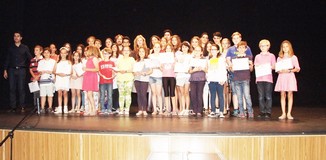 MARIA DOLORES ORTEGA CON LOS ALUMNOS QUE HAN PARTICIPADO EN EL CURSO DE VIOLIN